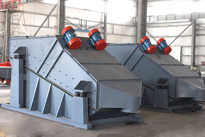 ZSG礦用振動篩采用雙電機振動,電機位置安裝在頂部,便于更好的傳遞振動力。